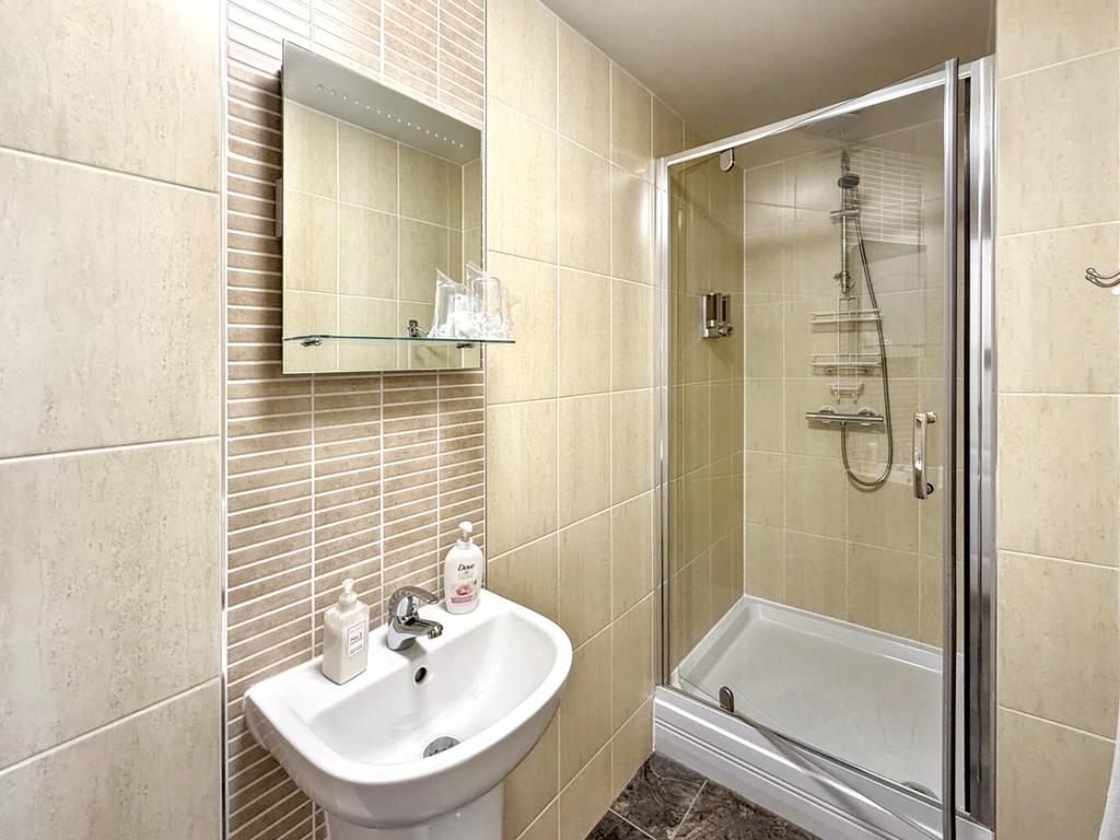 117 - Room 2 ensuite.jpg