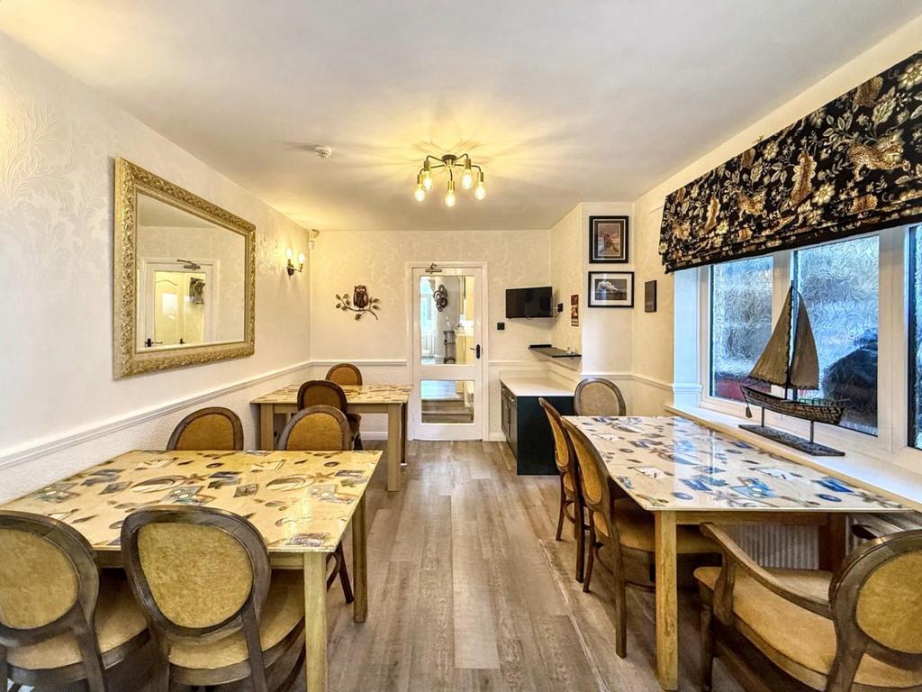117 front - guest dining 2.jpg