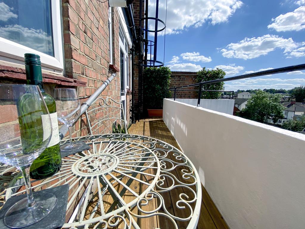 Apartment in Croydon - View 3