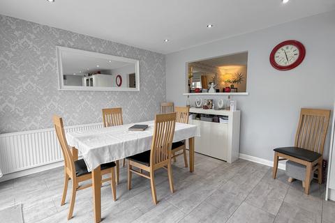 4 bedroom detached house for sale, Manor Fields, Bratton
