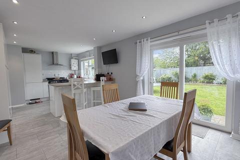 4 bedroom detached house for sale, Manor Fields, Bratton