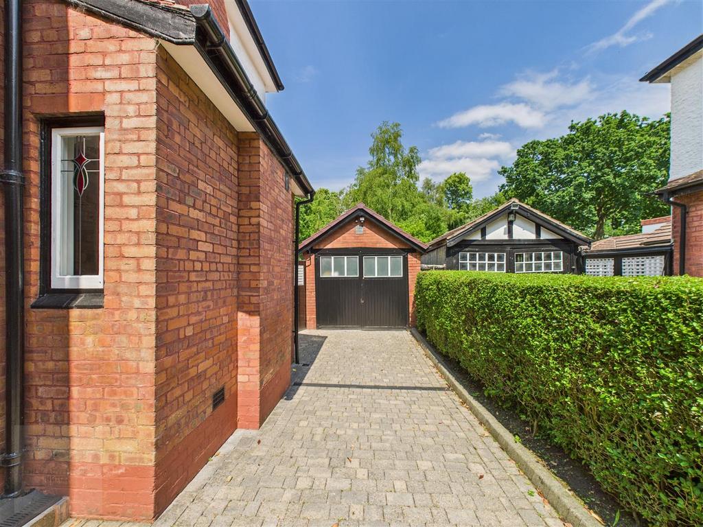 Driveway/Garage