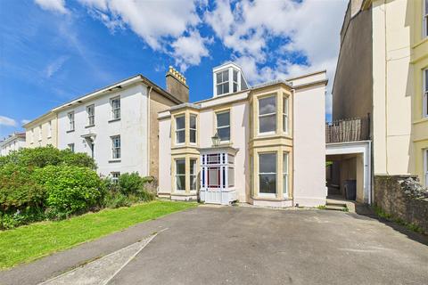 undefined, Seafront apartment with balcony in Clevedon