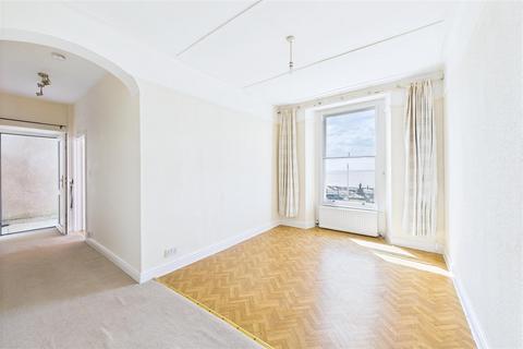 undefined, Seafront apartment with balcony in Clevedon