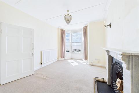 undefined, Seafront apartment with balcony in Clevedon