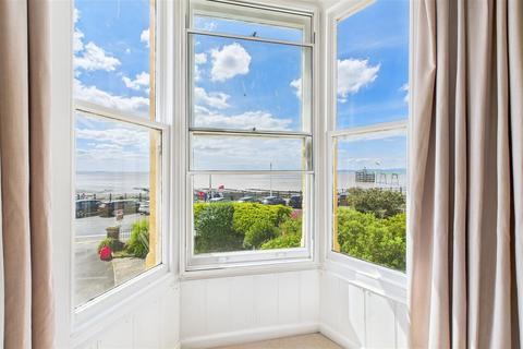 undefined, Seafront apartment with balcony in Clevedon