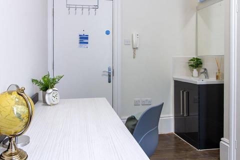 Studio to rent, Gower Street, London WC1E