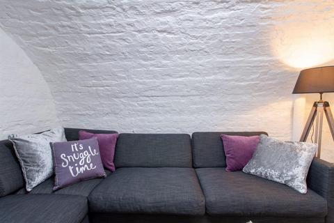 Studio to rent, Gower Street, London WC1E