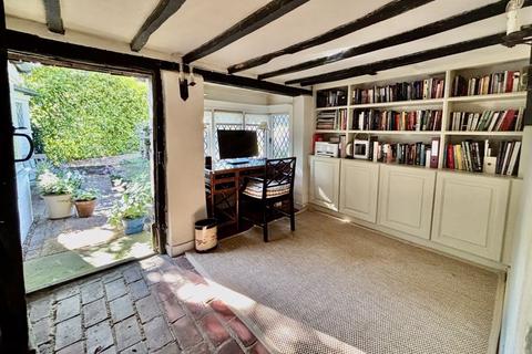 The Priors Deans Lane, Walton On The Hill, Tadworth, KT20 7UD