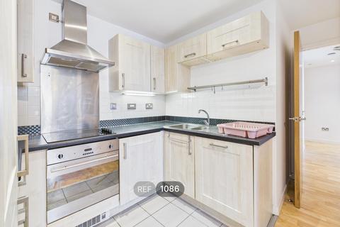 2 bedroom apartment to rent, Queens Court, Queens Dock Avenue, HU1 3DR