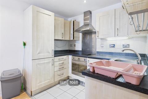2 bedroom apartment to rent, Queens Court, Queens Dock Avenue, HU1 3DR