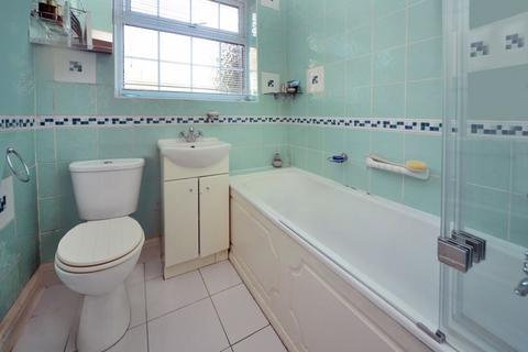 18 Ditton Lawn, Thames Ditton, KT7 0EN