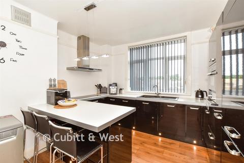 2 bedroom flat for sale, Wessex Avenue, Bognor Regis, West Sussex