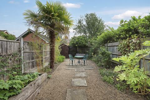 2 bedroom end of terrace house to rent, Roding Gardens, Essex IG10