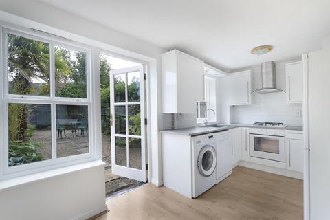 2 bedroom end of terrace house to rent, Roding Gardens, Essex IG10