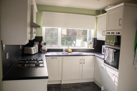 21 Evesham Grove, Bradford, BD10 8TN