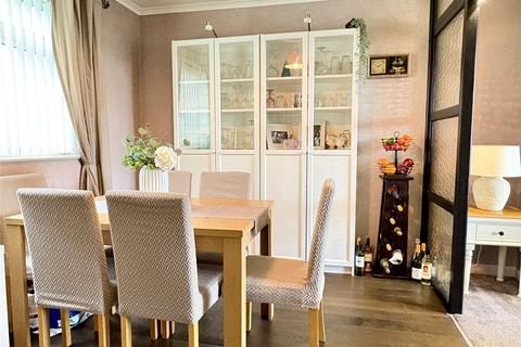 3 bedroom end of terrace house for sale, Abbey Hills Road, Oldham, Greater Manchester, OL4