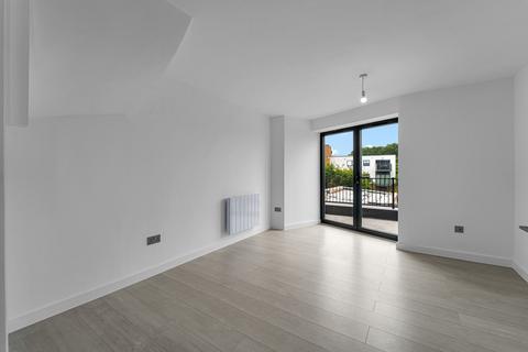 2 bedroom flat to rent, Staines Road, Feltham, TW14