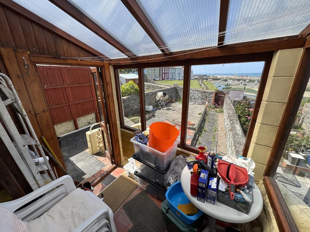Rear Glass Lean-to