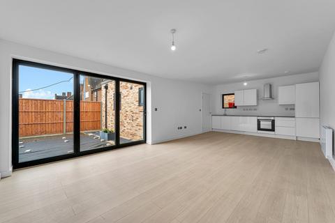 2 bedroom bungalow to rent, Staines Road, Feltham, TW14