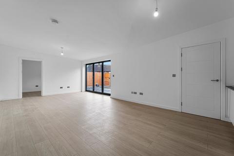 2 bedroom bungalow to rent, Staines Road, Feltham, TW14