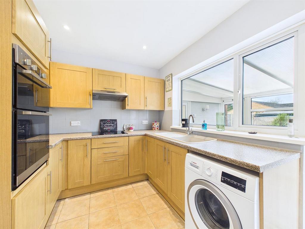 Kitchen 2.jpg
