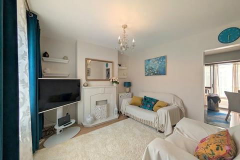 29 Cassiobury Avenue, Feltham, TW14 9JE