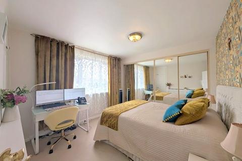29 Cassiobury Avenue, Feltham, TW14 9JE