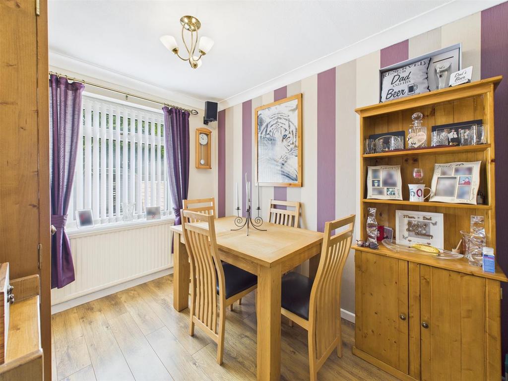 Dining room: