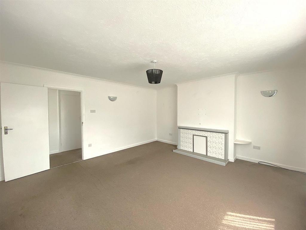 6 Blackfields Ave - Lounge1.jpg