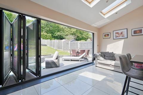 72 Meadow Head, Sheffield, S8 7UE