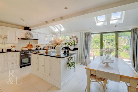4 bedroom semi-detached house for sale, Highfields Close, Ashby-De-La-Zouch