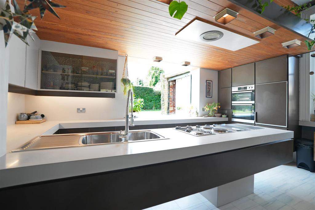 Kitchen 2.jpg
