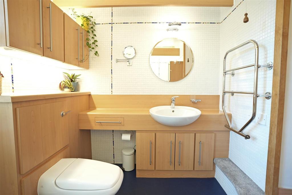 Bathroom 2.jpg