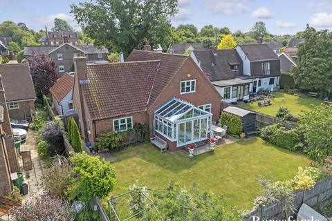 3 bedroom detached house for sale, Chelmsford Road, Felsted, CM6