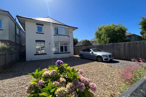 4 bedroom detached house to rent, De Lisle Road, Bournemouth