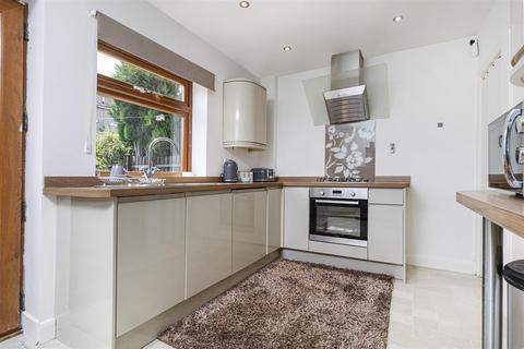 4 bedroom end of terrace house for sale, Lindley Avenue, Huddersfield HD3