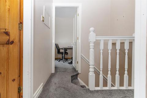 4 bedroom end of terrace house for sale, Lindley Avenue, Huddersfield HD3