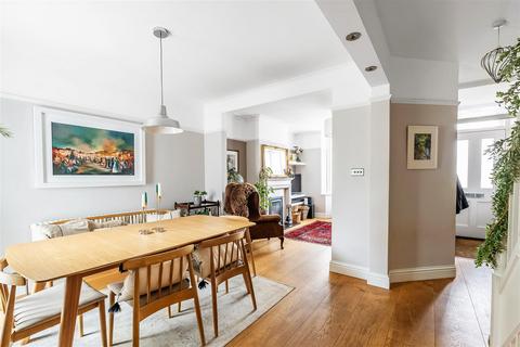 9 Queen Annes Terrace, Leatherhead, KT22 7HR
