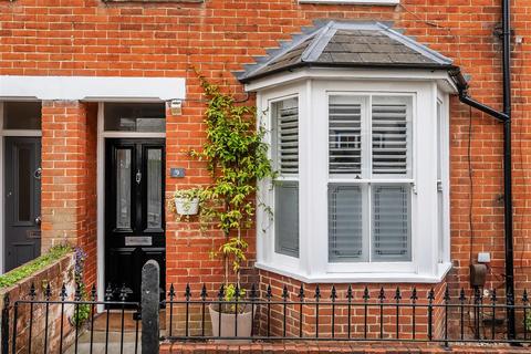 9 Queen Annes Terrace, Leatherhead, KT22 7HR