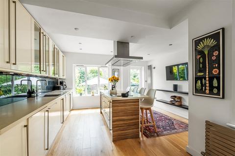9 Queen Annes Terrace, Leatherhead, KT22 7HR