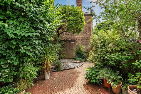 9 Queen Annes Terrace, Leatherhead, KT22 7HR