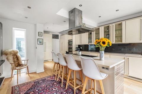 9 Queen Annes Terrace, Leatherhead, KT22 7HR