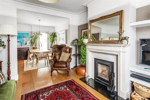 9 Queen Annes Terrace, Leatherhead, KT22 7HR