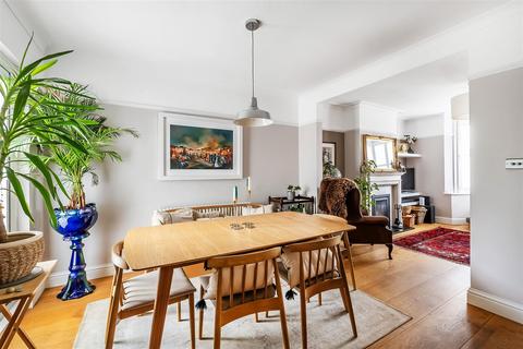 9 Queen Annes Terrace, Leatherhead, KT22 7HR