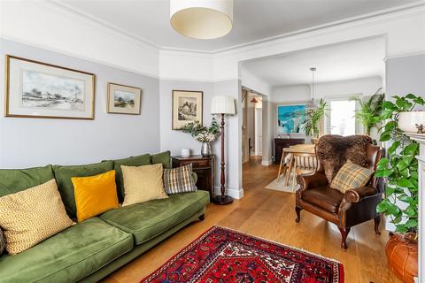 9 Queen Annes Terrace, Leatherhead, KT22 7HR