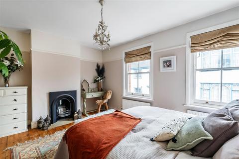 9 Queen Annes Terrace, Leatherhead, KT22 7HR