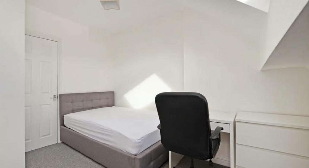 A cozy double bedroom featuring a comfortable b...