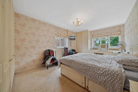 3 bedroom apartment for sale, Lodge Close, Edgware, HA8