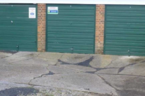 Garage to rent, Baronsmede, London W5